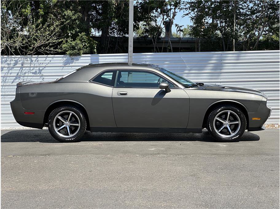 Used 2010 Dodge Challenger SE RWD image 9