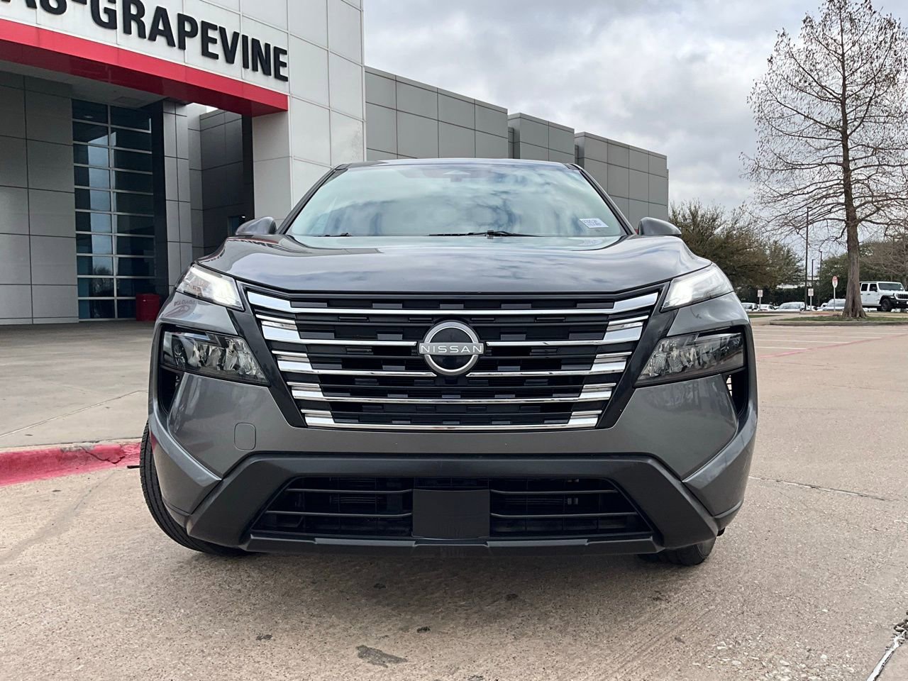 Used 2025 Nissan Rogue SV image 3