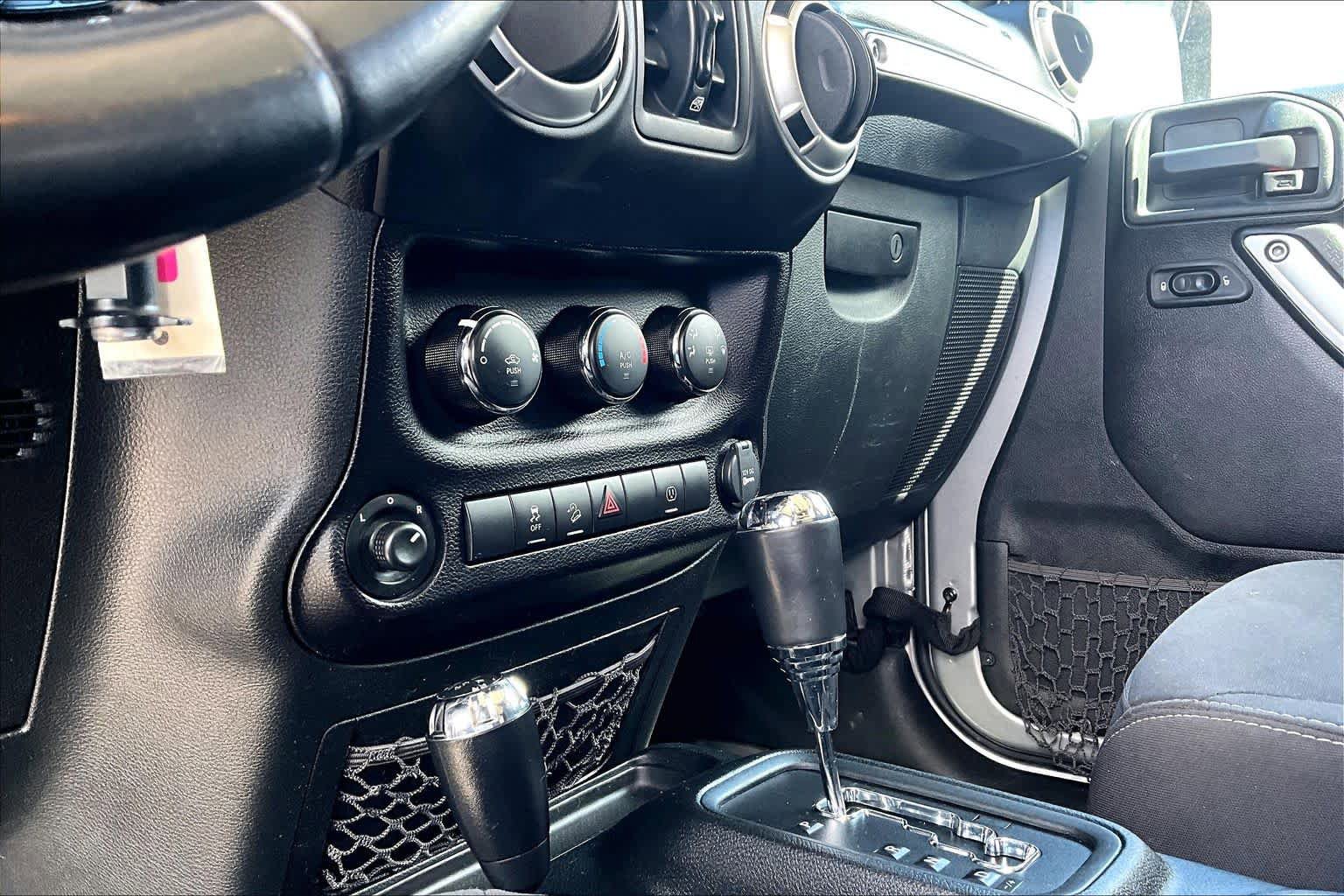 Used 2018 Jeep Wrangler Unlimited Sahara w/ Connectivity Group AWD/4WD image 36