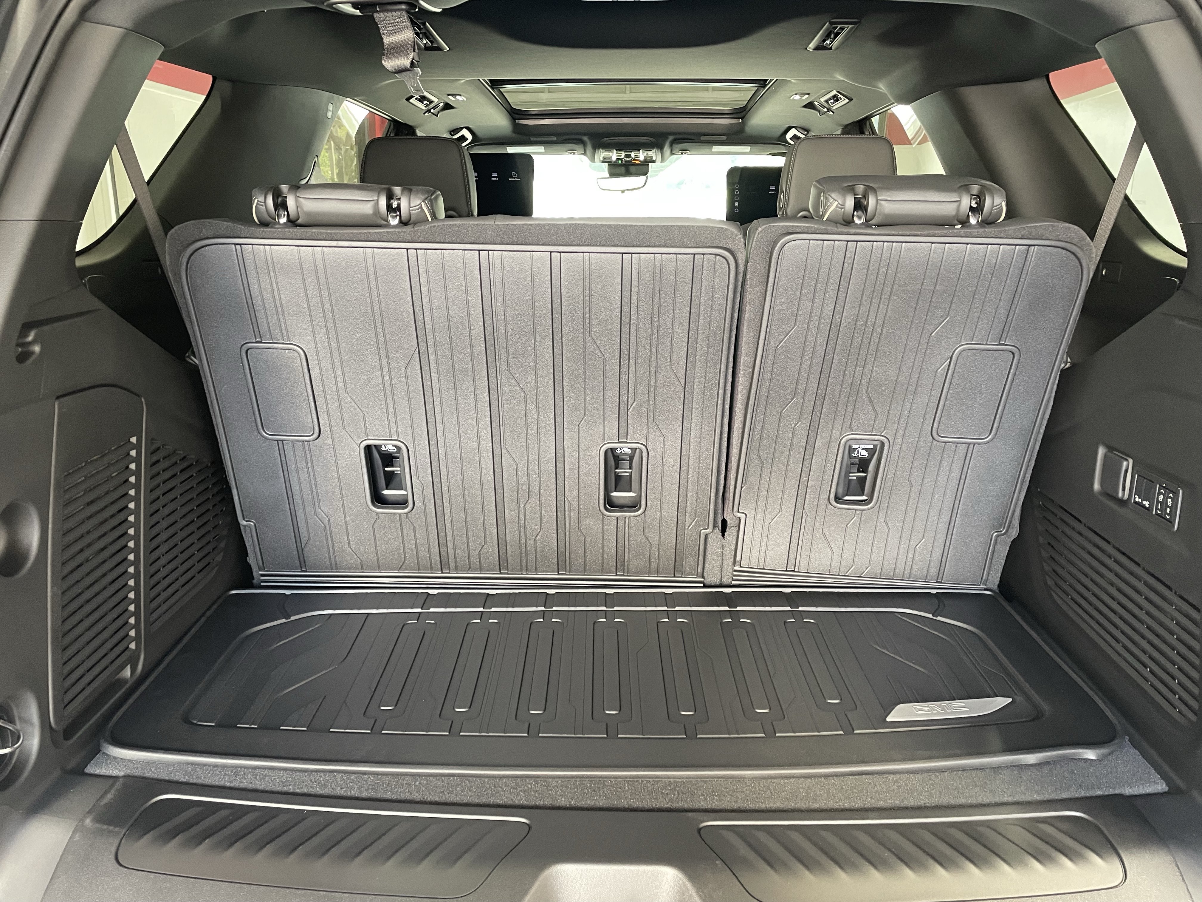 New 2026 GMC Yukon Elevation w/ Elevation Premium Package AWD/4WD image 9