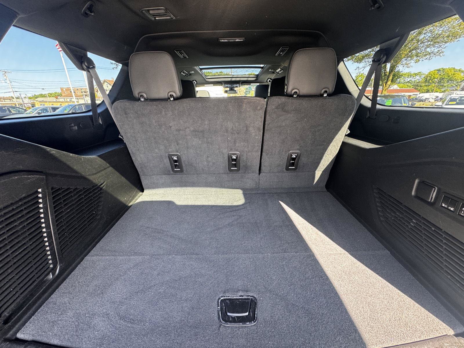 Certified 2022 Chevrolet Suburban Z71 w/ Luxury Package AWD/4WD image 10