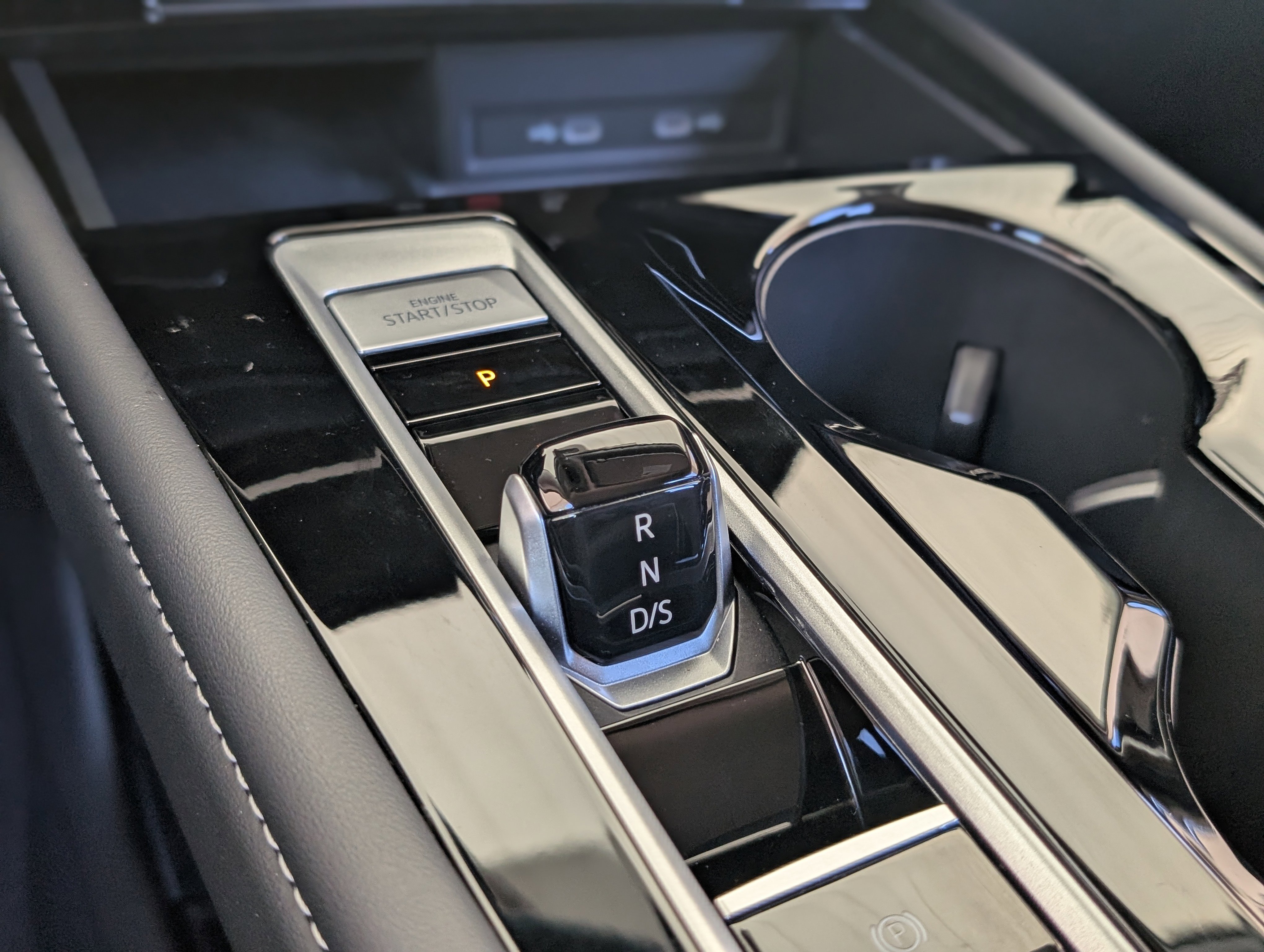 Used 2024 Volkswagen Atlas SE image 30