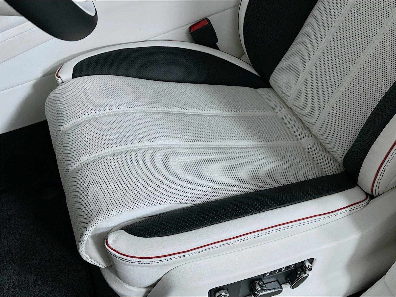 Used 2025 Bentley Bentayga image 14