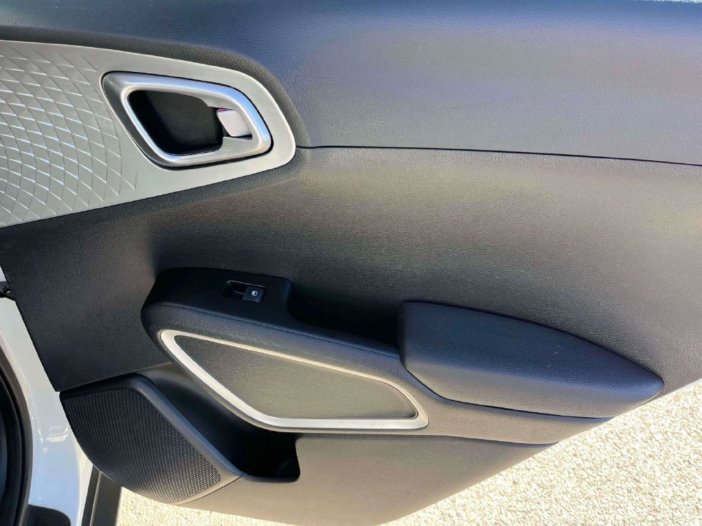 Used 2023 Kia Soul LX w/ LX Technology Package FWD image 8