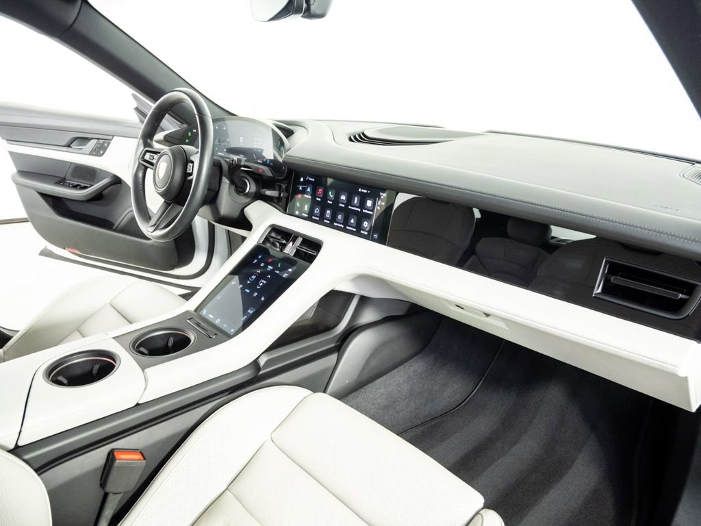 Used 2021 Porsche Taycan image 24