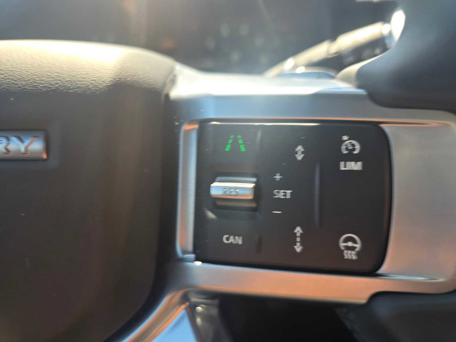 Used 2025 Land Rover Discovery Dynamic SE AWD/4WD image 35