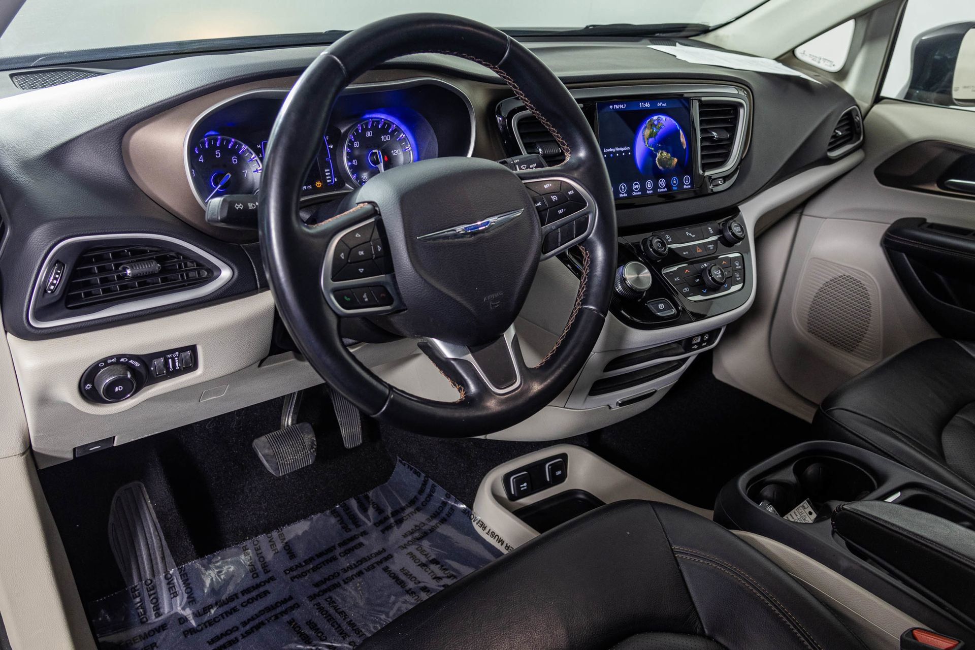 Used 2018 Chrysler Pacifica Touring-L image 4