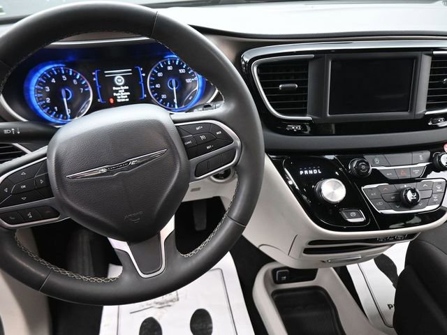 Used 2023 Chrysler Voyager LX image 27