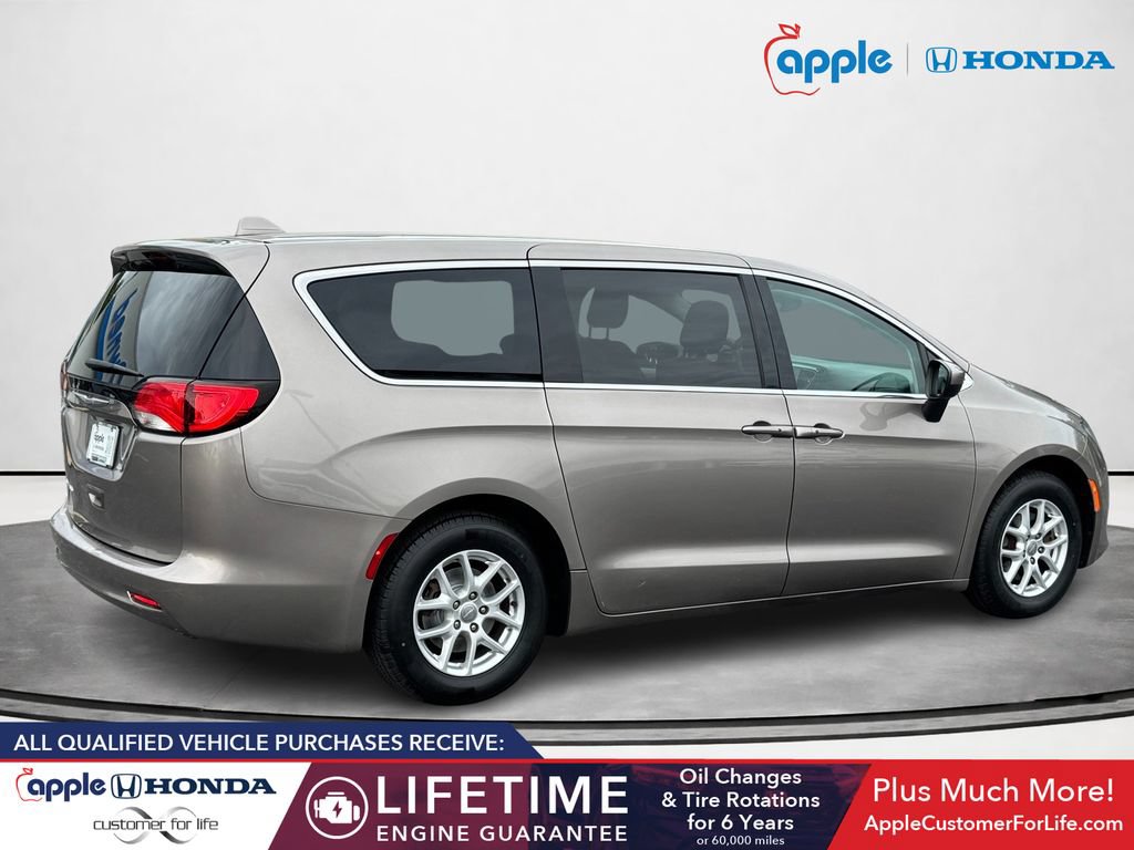 Used 2017 Chrysler Pacifica Touring FWD image 3