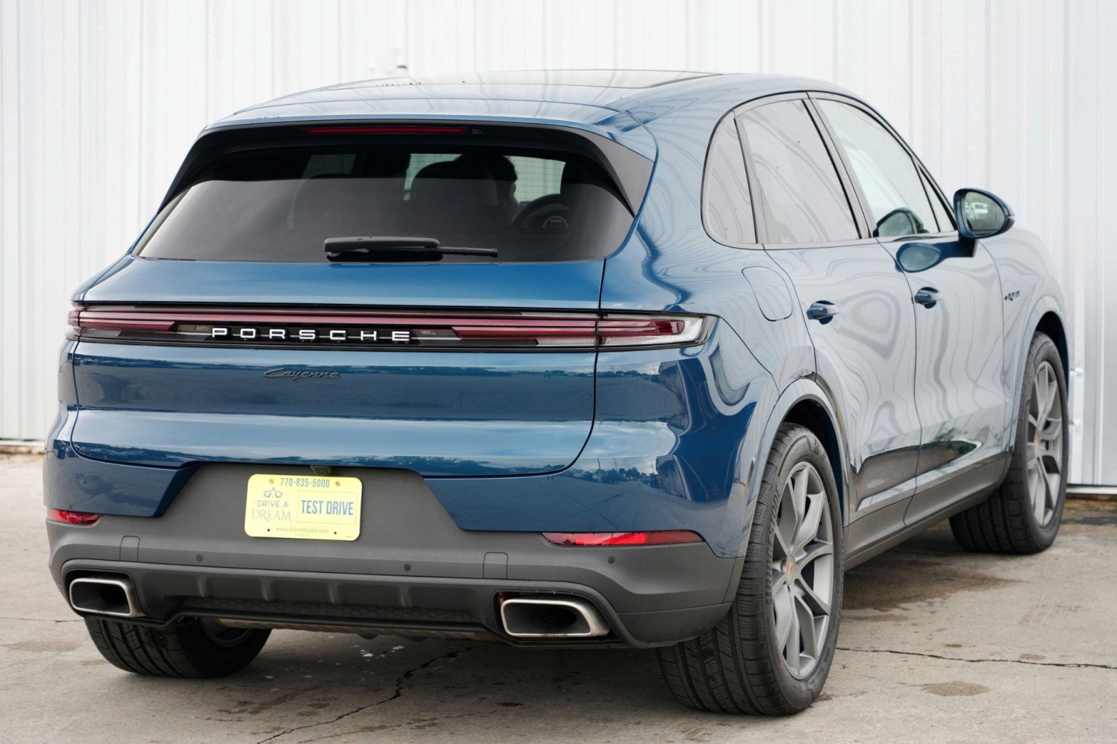 Used 2024 Porsche Cayenne w/ Premium Package image 58