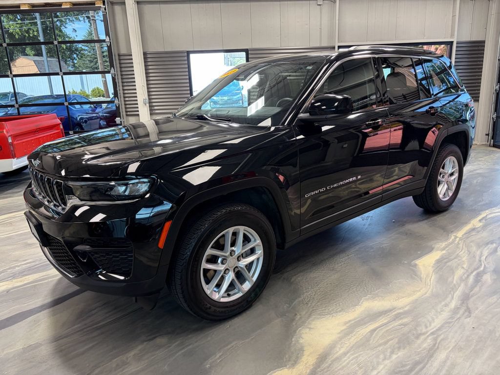 Used 2023 Jeep Grand Cherokee Laredo w/ Luxury Tech Group I AWD/4WD image 38