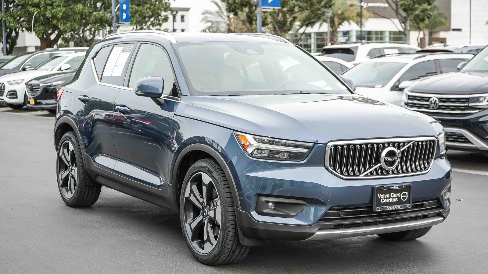 Used 2019 Volvo XC40 T4 Inscription image 3