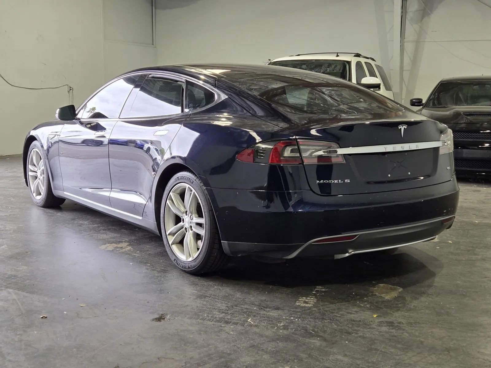 Used 2015 Tesla Model S 85 RWD image 2