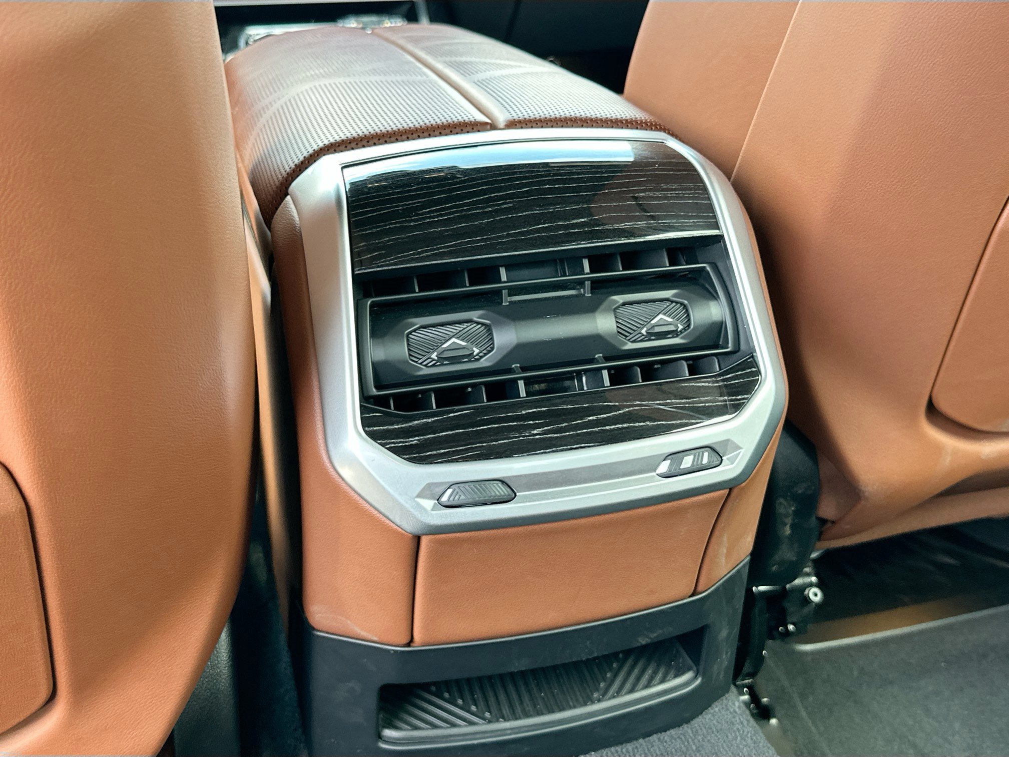 Used 2024 BMW i7 xDrive60 w/ Premium Package AWD/4WD image 26