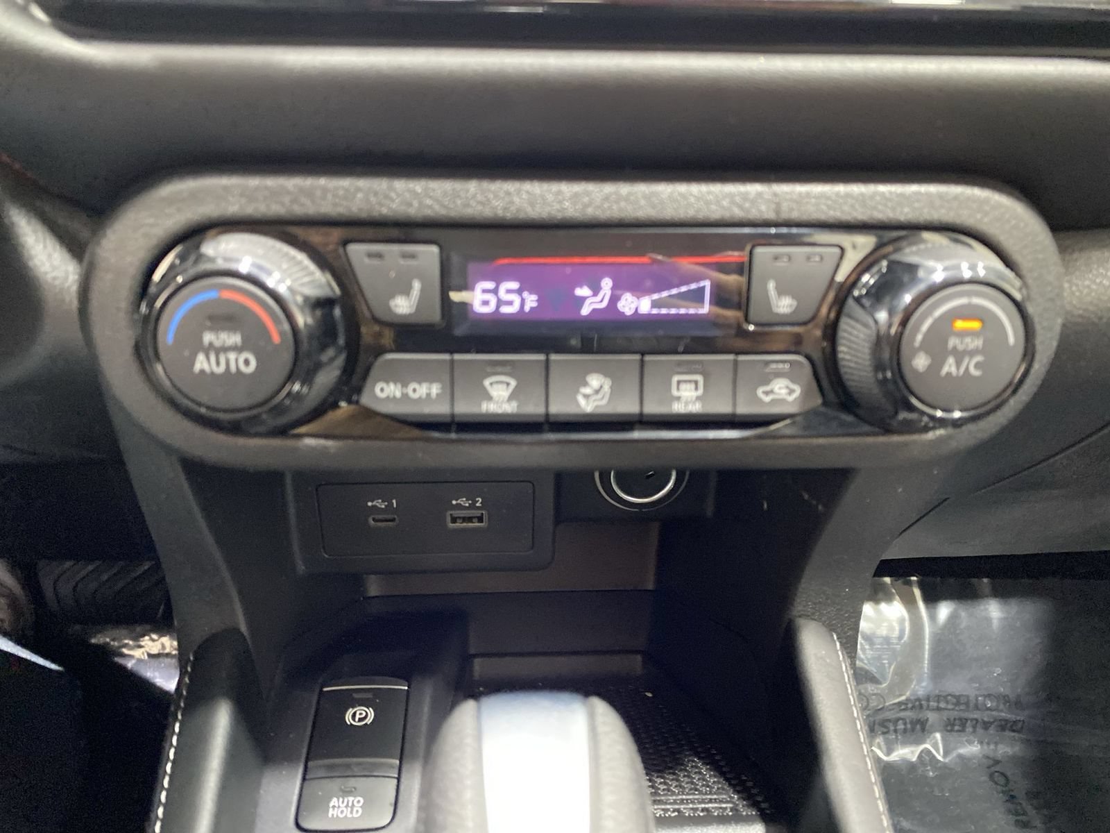 Used 2023 Nissan Kicks SR w/ SR Premium Package FWD image 18
