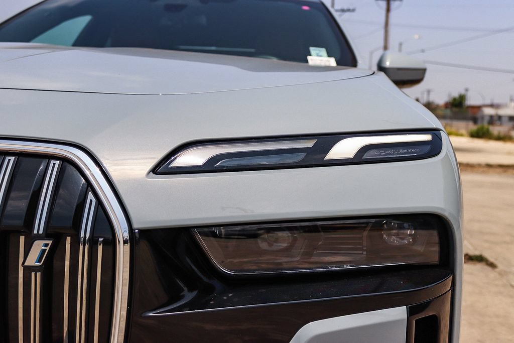 Used 2025 BMW i7 xDrive60 AWD/4WD image 9