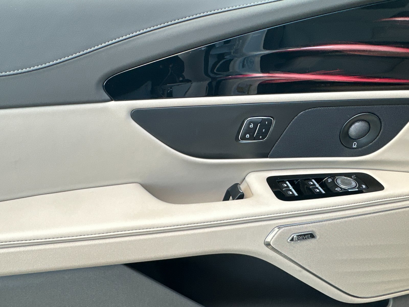 Certified 2025 Lincoln Nautilus Reserve w/ Jet Appearance Package image 12