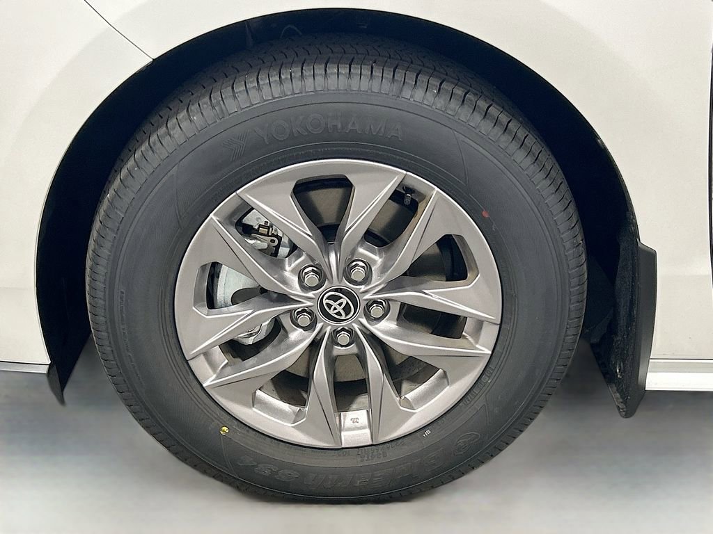 New 2026 Toyota Sienna XLE image 8