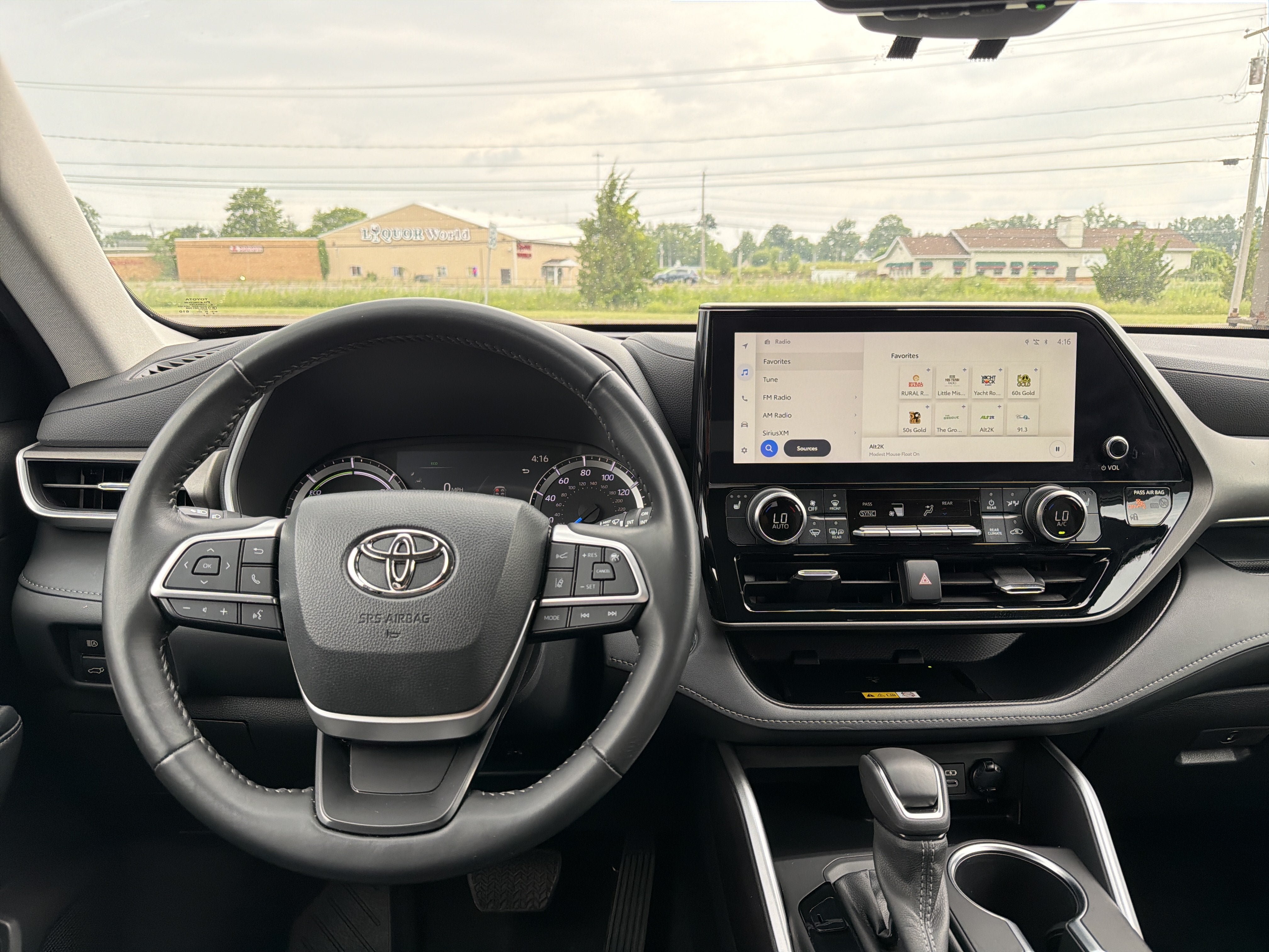 Used 2023 Toyota Highlander XLE AWD/4WD image 9