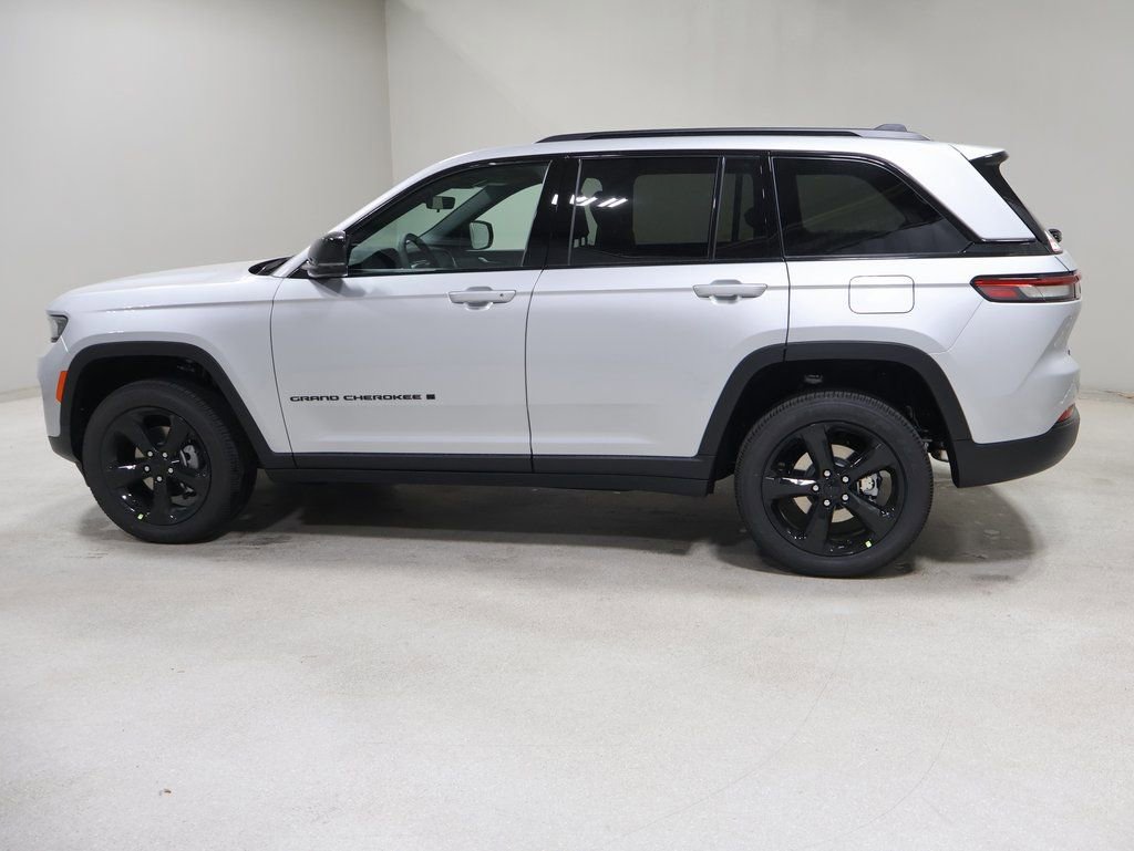 New 2025 Jeep Grand Cherokee Altitude image 4