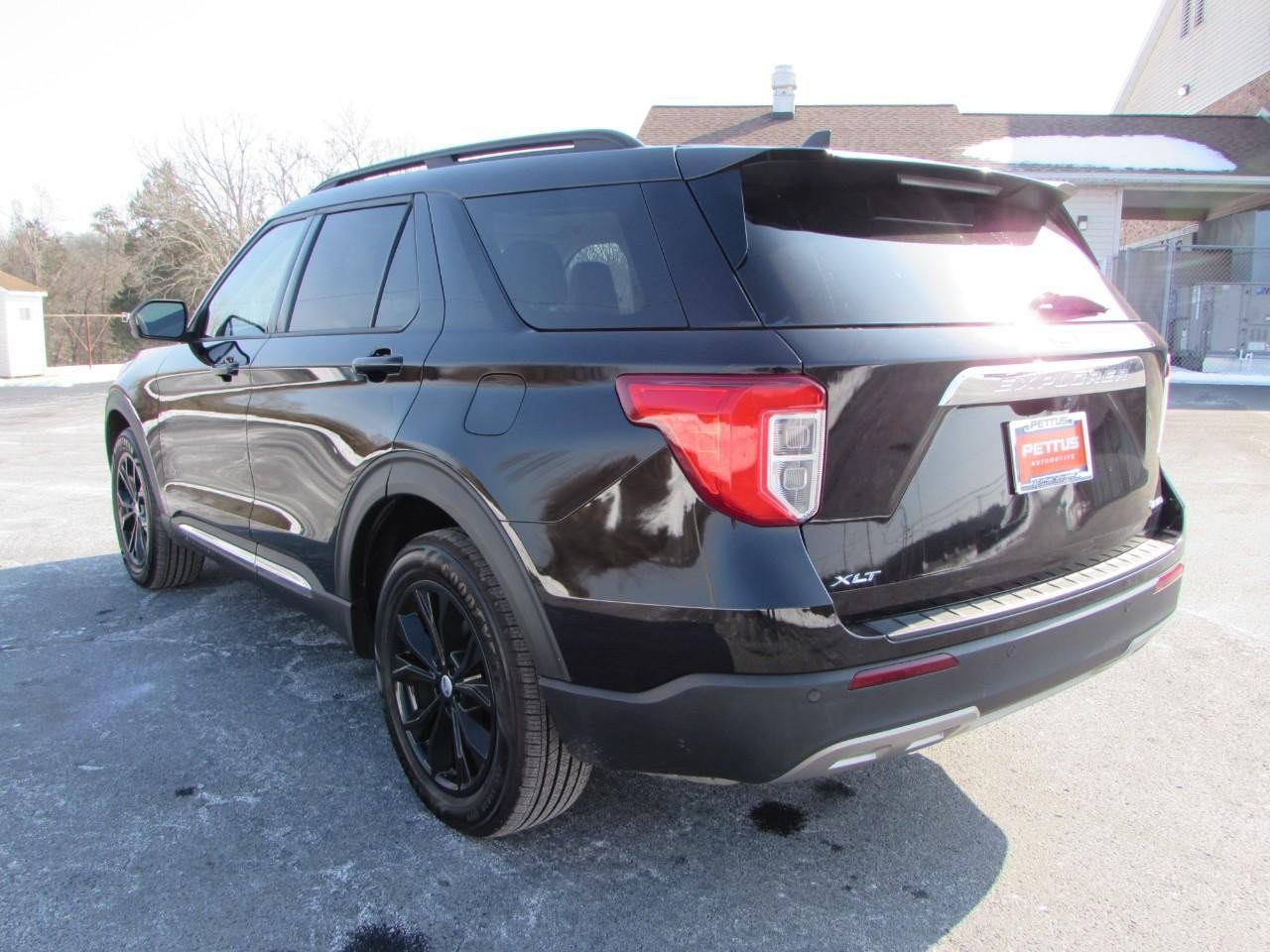 Used 2022 Ford Explorer XLT w/ Equipment Group 202A image 5
