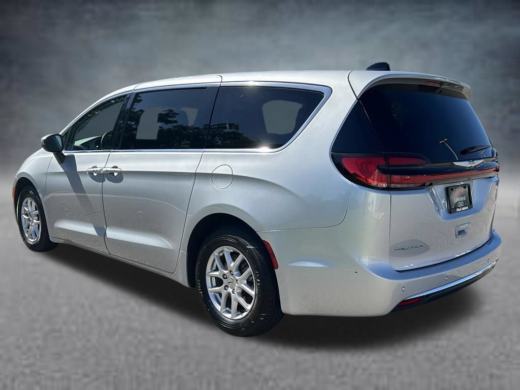 Used 2023 Chrysler Pacifica Touring-L FWD image 3