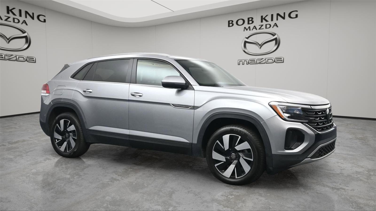 Used 2025 Volkswagen Atlas Cross Sport SE image 2