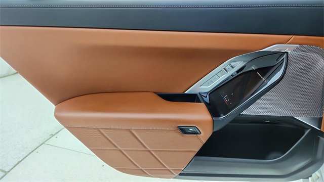 Used 2023 BMW 740i w/ Executive Package image 31