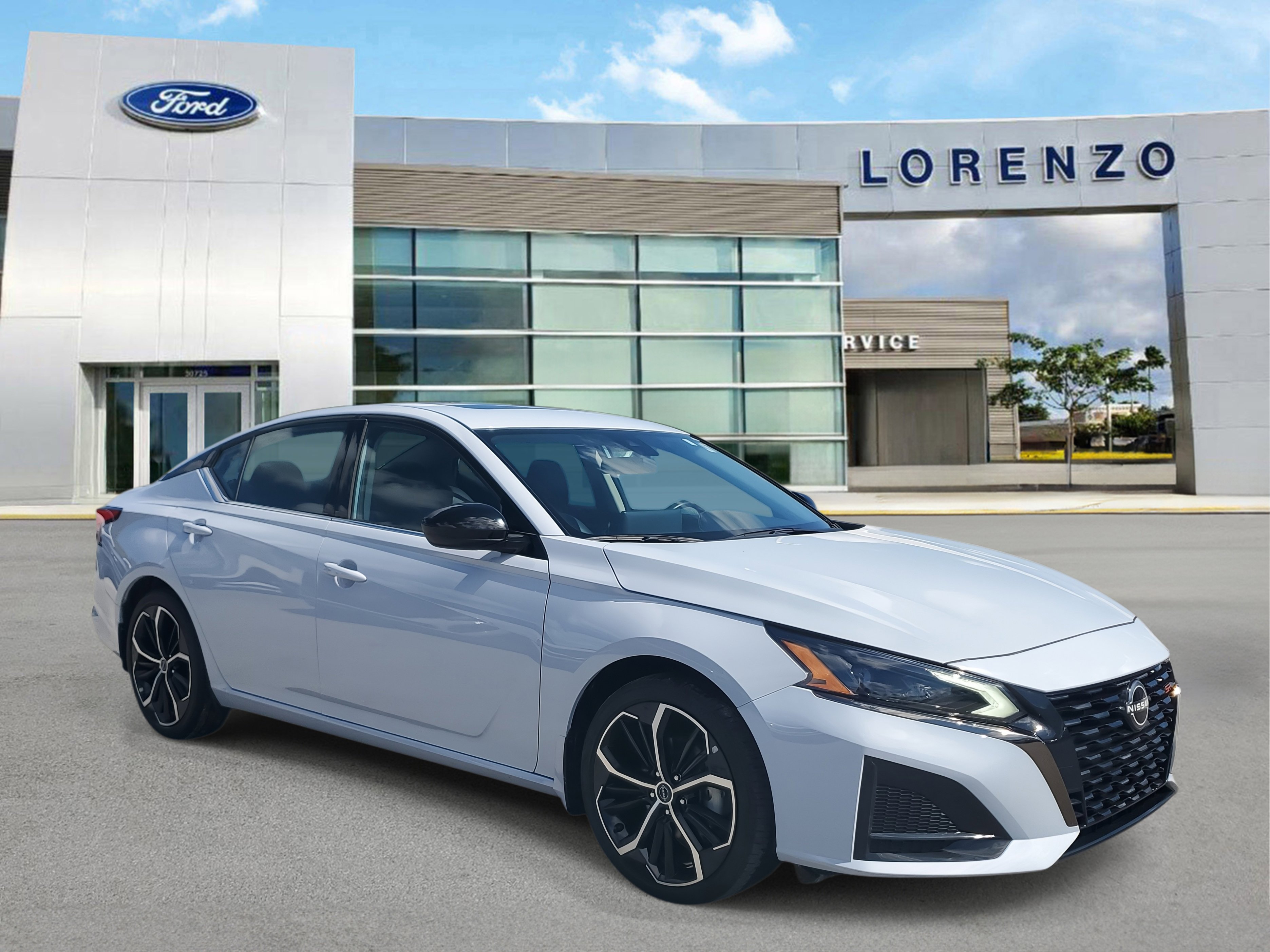 Used 2024 Nissan Altima 2.5 SR w/ SR Premium Package image 3