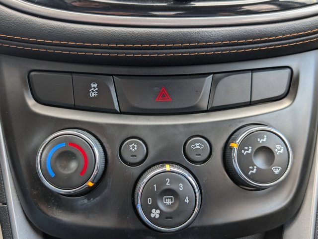 Used 2022 Chevrolet Trax LT w/ LT Convenience Package image 24