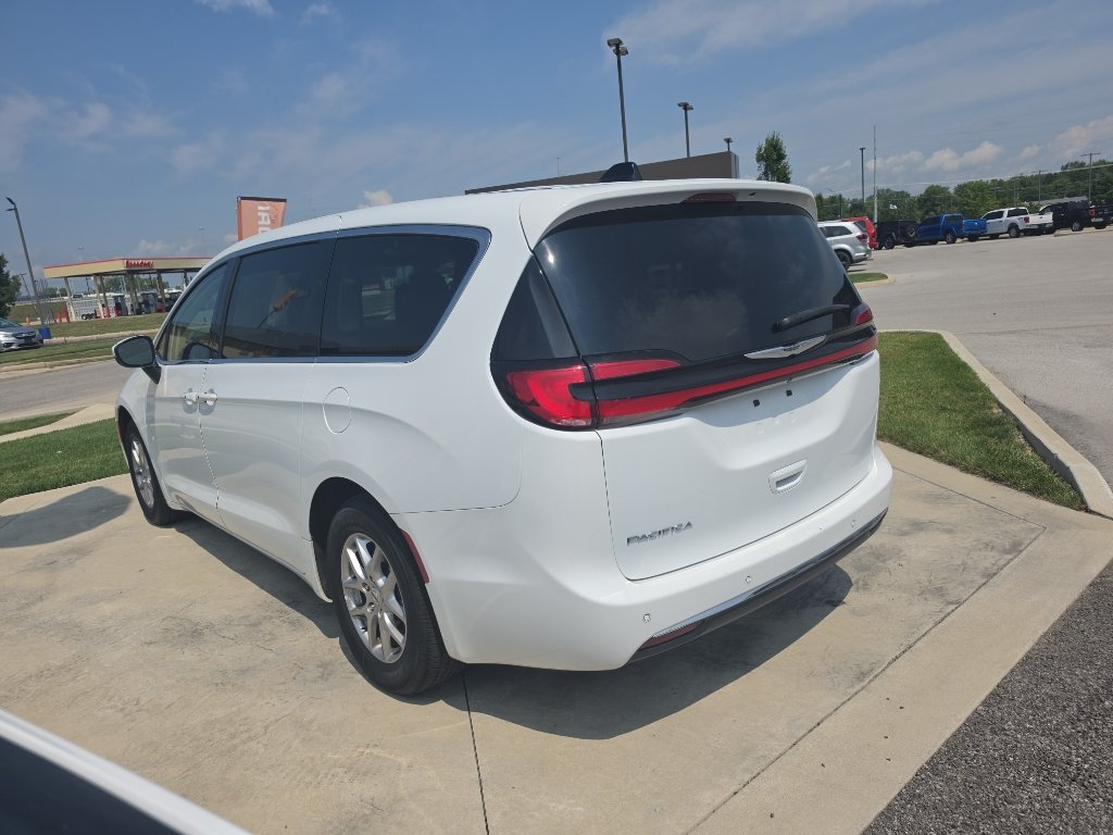 Used 2023 Chrysler Pacifica Touring-L FWD image 7