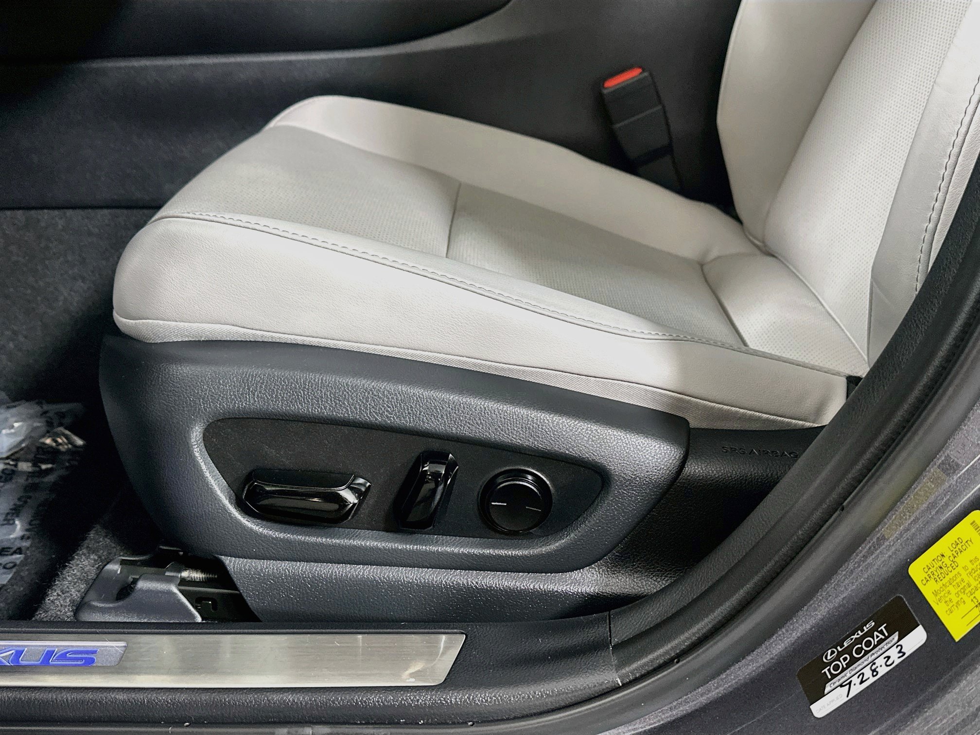 Used 2024 Lexus UX 250h AWD w/ Premium Package image 18