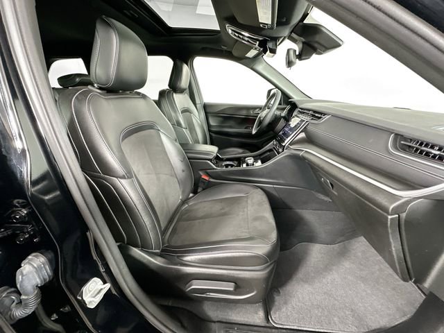 Used 2023 Jeep Grand Cherokee Altitude AWD/4WD image 29