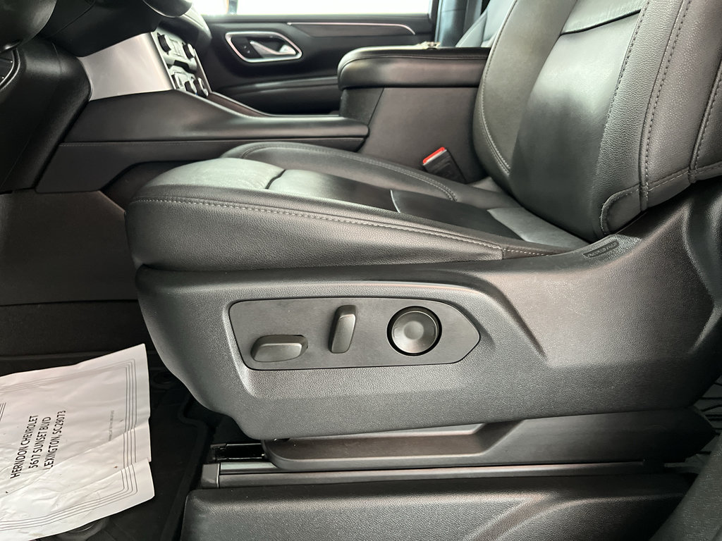 Used 2024 Chevrolet Suburban LT w/ Luxury Package RWD image 15