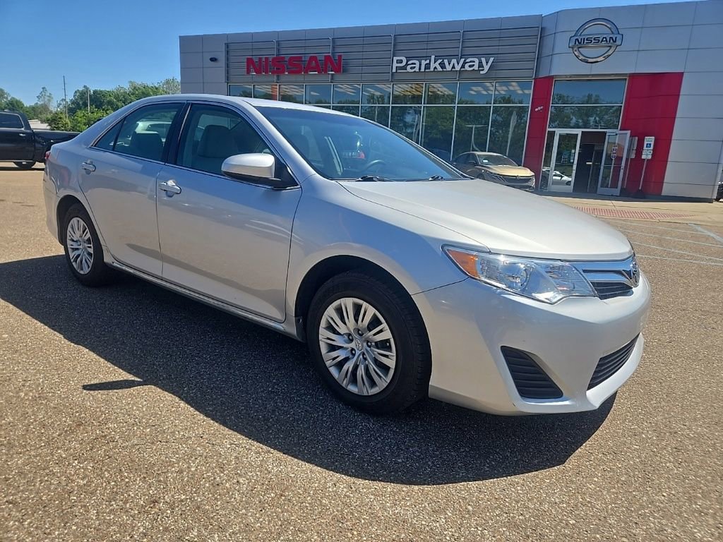 Used 2014 Toyota Camry LE FWD image 1