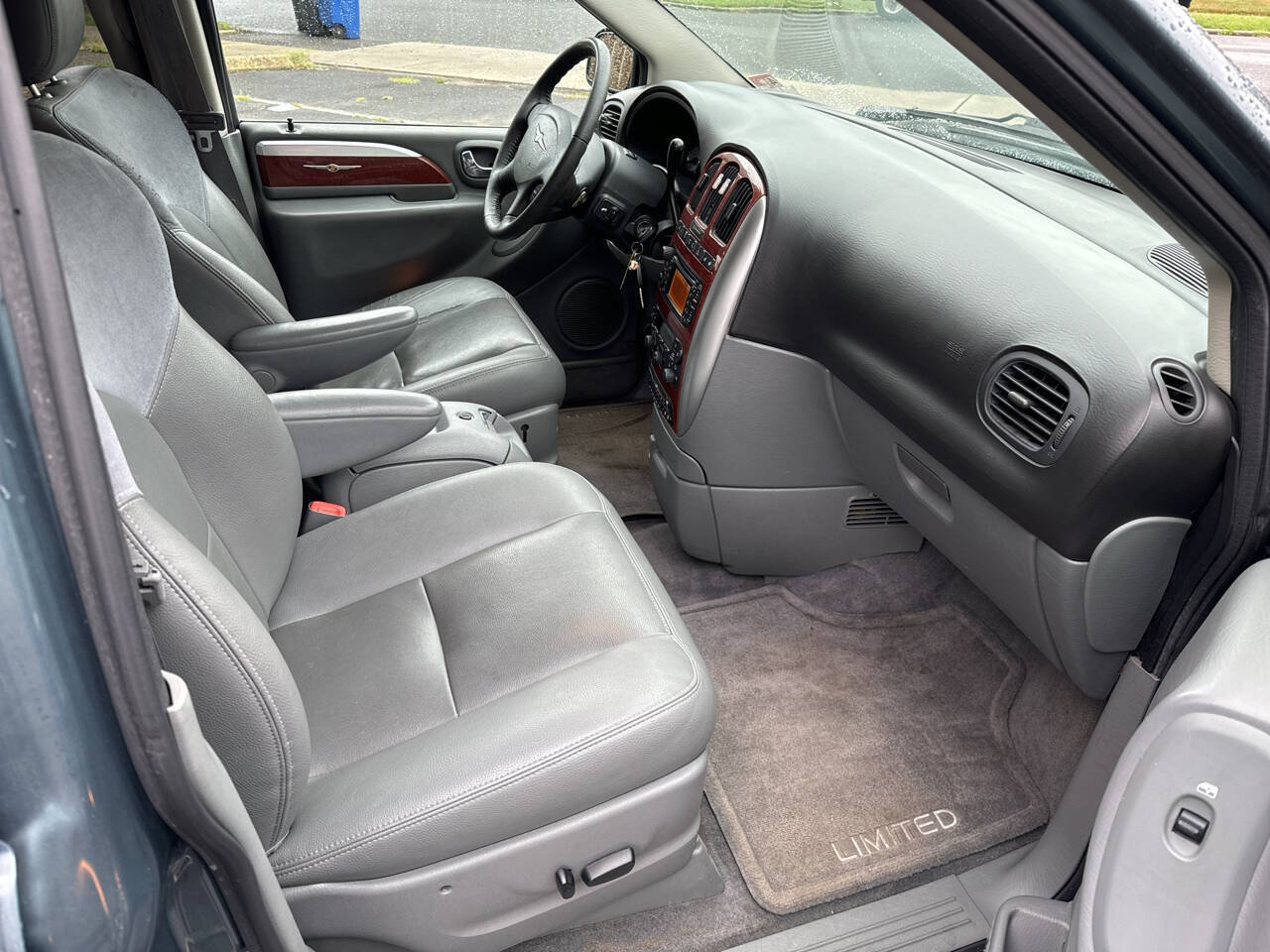 Used 2005 Chrysler Town & Country Limited FWD image 9