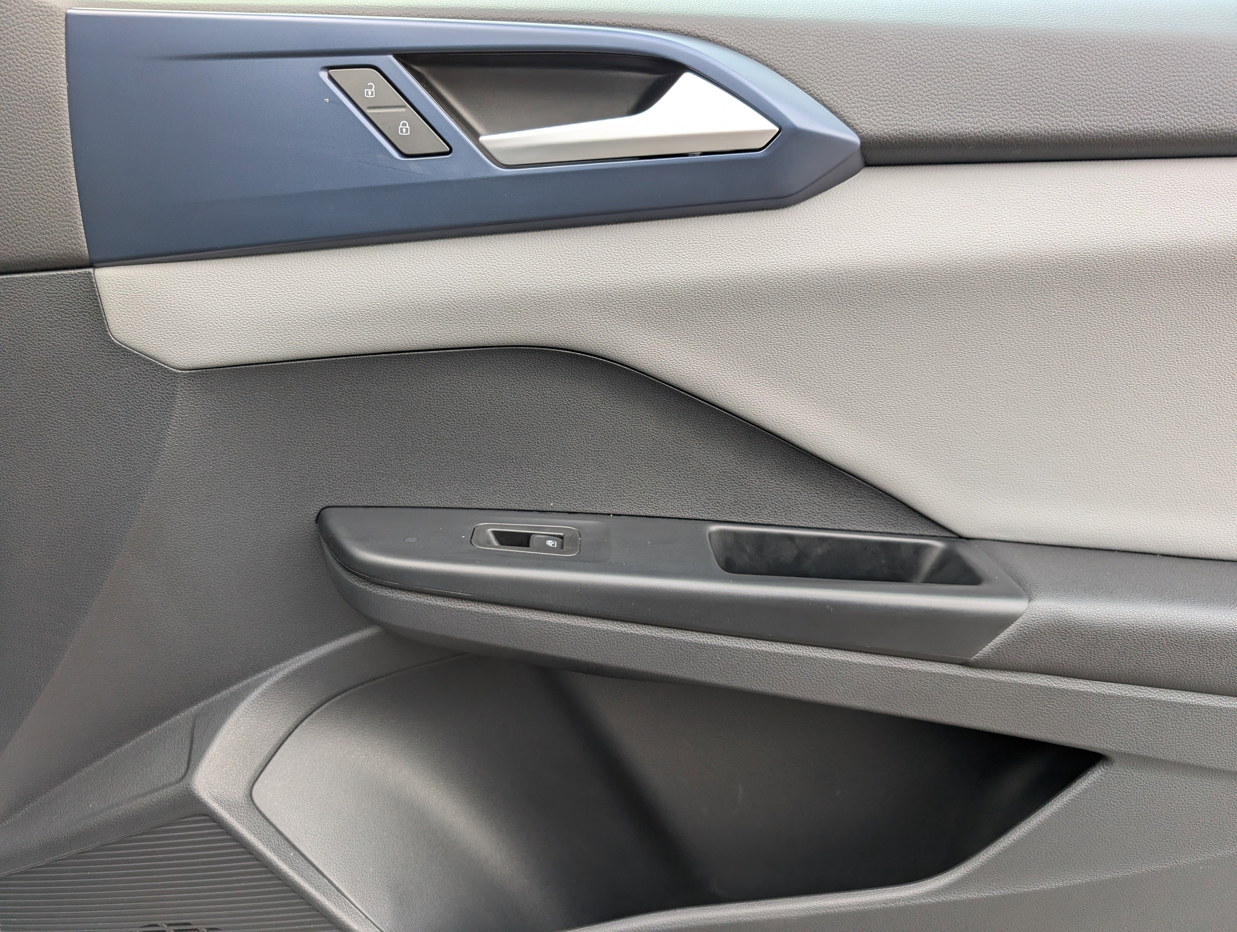 Used 2023 Volkswagen Taos SE w/ Black Wheel Package image 21