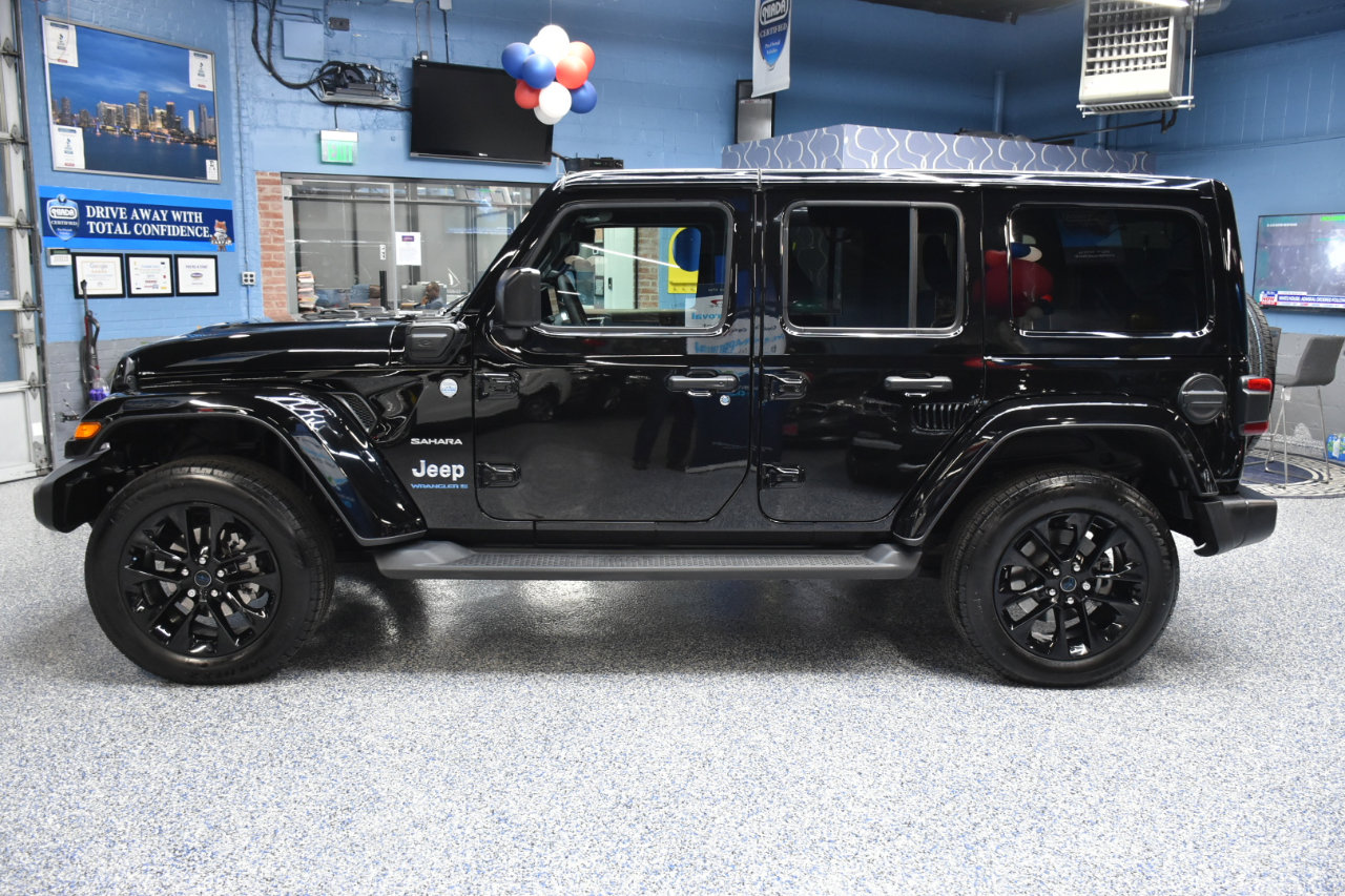 Used 2024 Jeep Wrangler Unlimited Sahara w/ Technology Group image 11