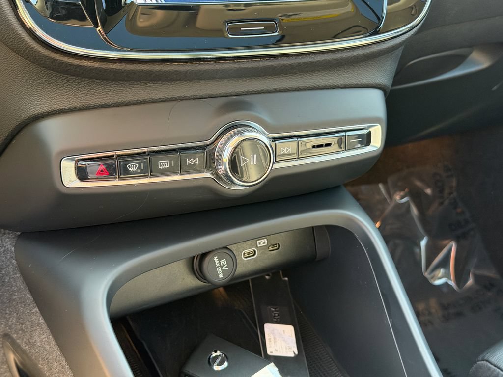 Certified 2023 Volvo XC40 B5 Plus w/ Protection Package Premier AWD/4WD image 18