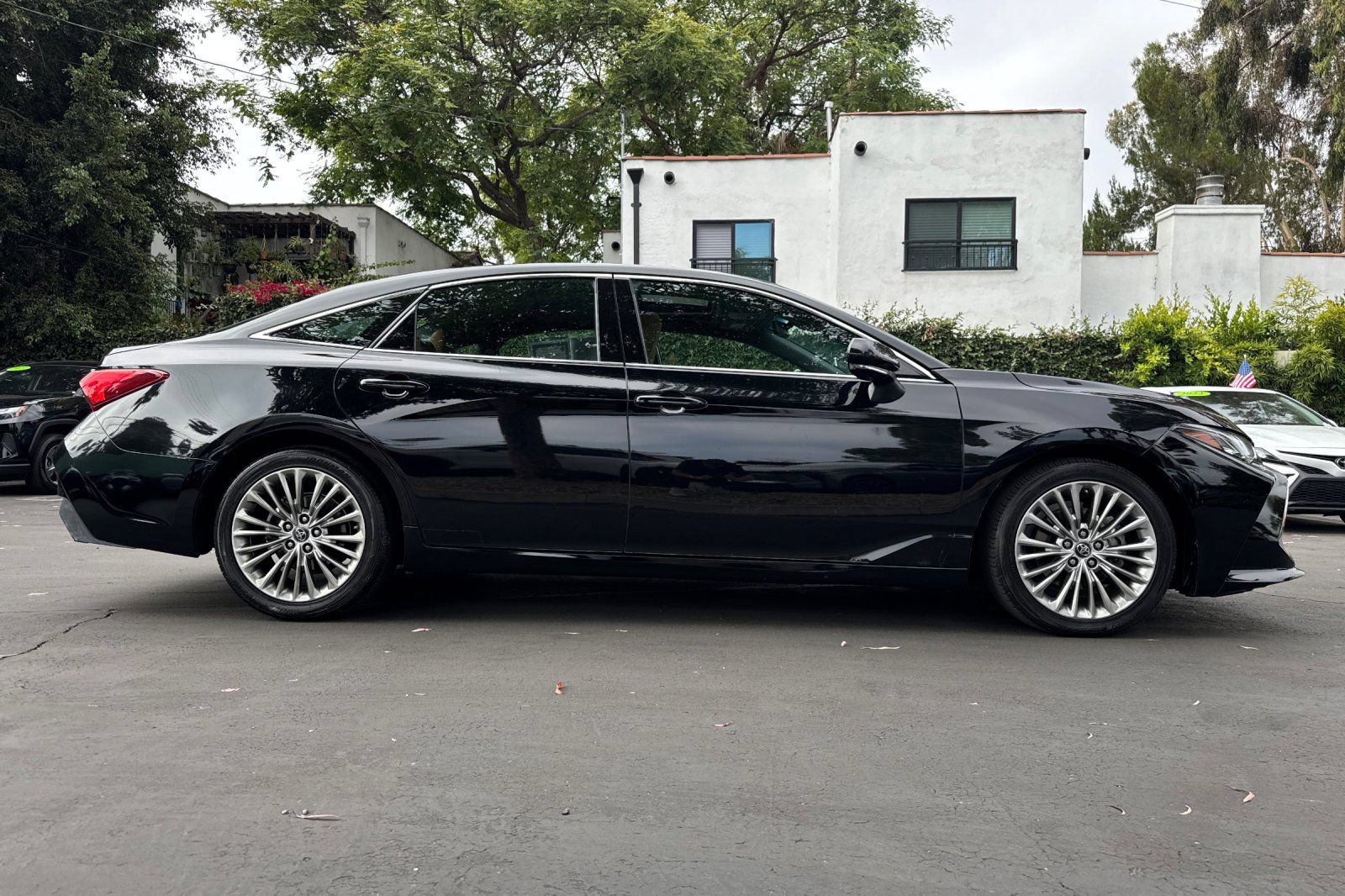 Used 2019 Toyota Avalon Limited w/ Advanced Safety Package FWD image 3