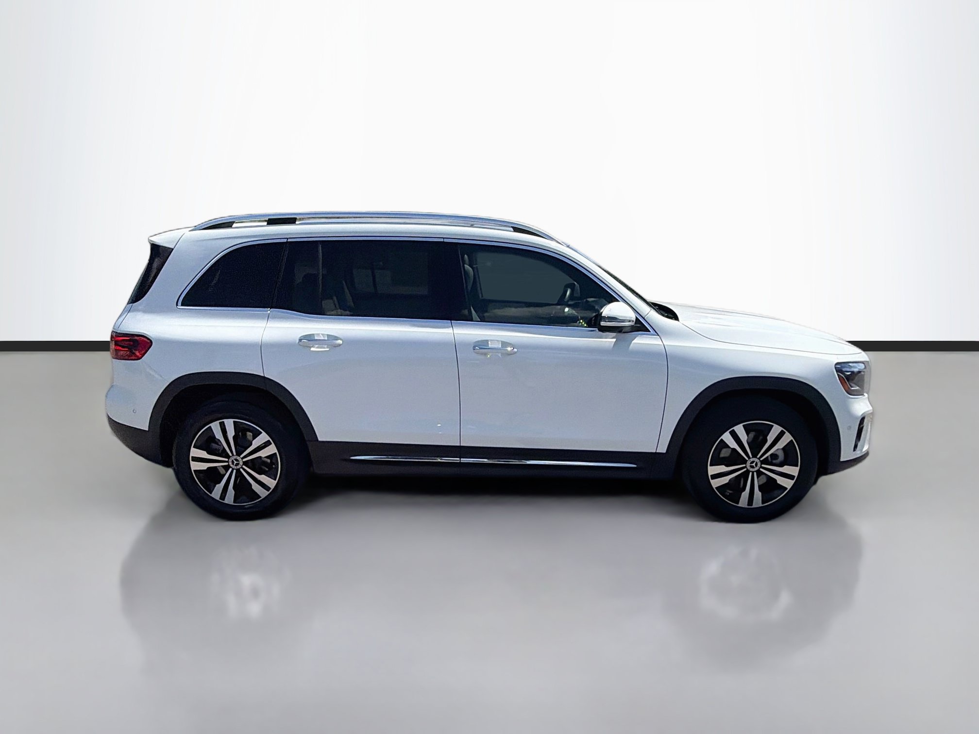 Used 2025 Mercedes-Benz GLB 250 image 4