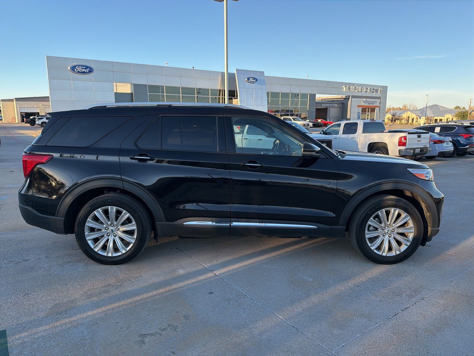 Used 2022 Ford Explorer Limited w/ Limited Technology Package image 2