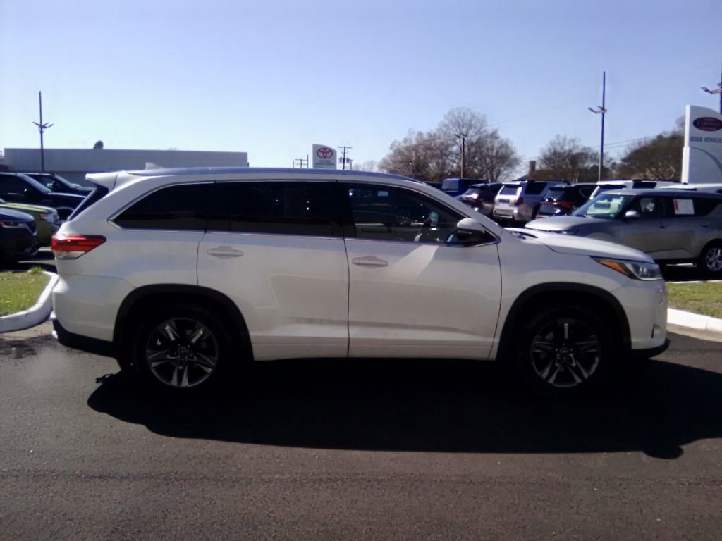 Used 2017 Toyota Highlander Limited Platinum image 2