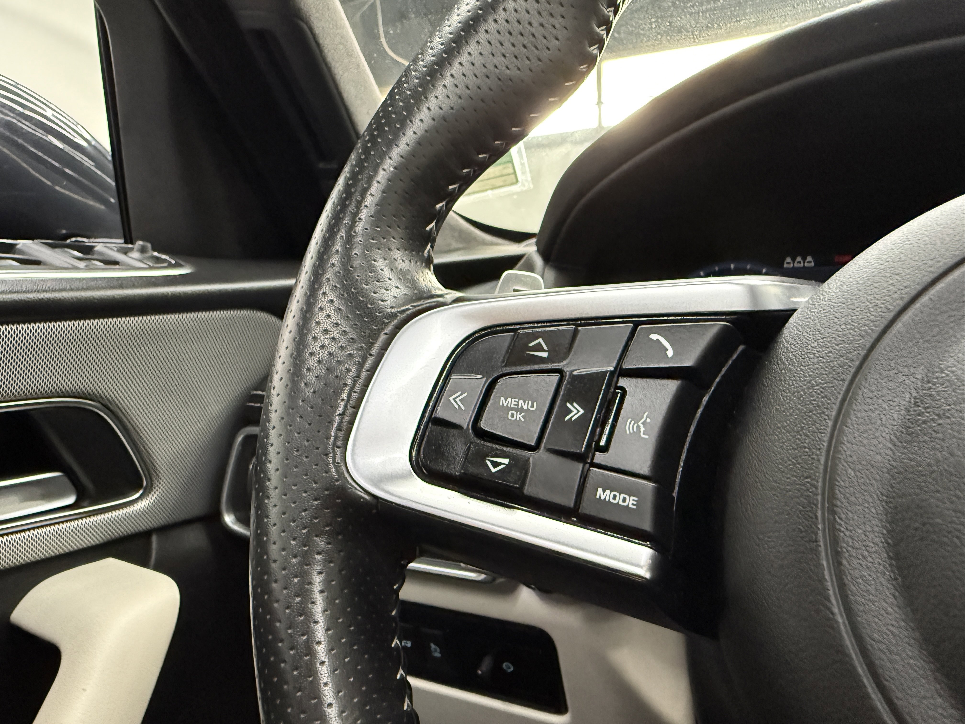 Used 2020 Jaguar F-PACE SVR image 16