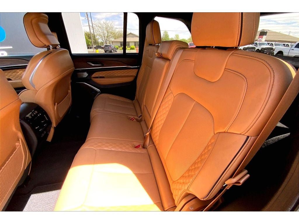 Used 2023 Jeep Grand Cherokee Summit w/ High Altitude Package AWD/4WD image 28