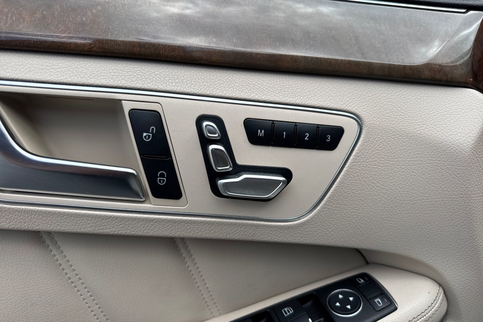 Used 2014 Mercedes-Benz E 350 4MATIC Sedan image 14