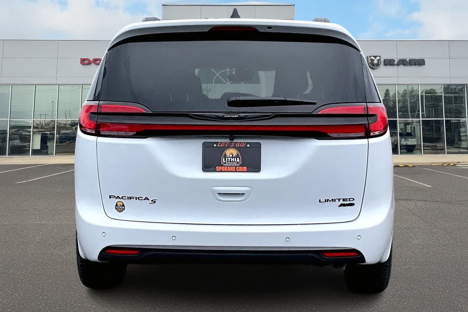 New 2026 Chrysler Pacifica Limited w/ Uconnect Theater Family Group AWD/4WD image 5