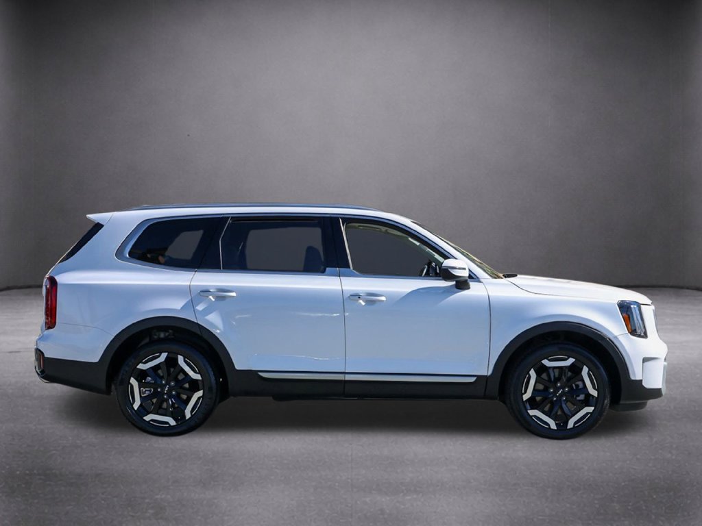 Used 2025 Kia Telluride S FWD image 3