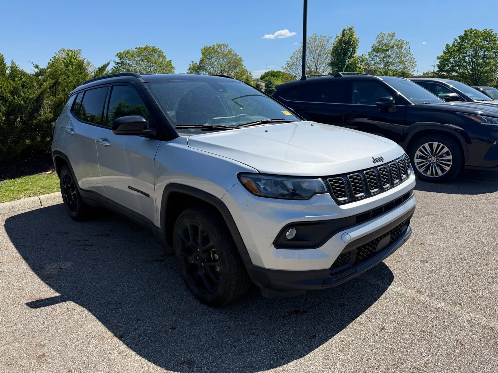 Used 2024 Jeep Compass Latitude w/ Convenience Group AWD/4WD image 3