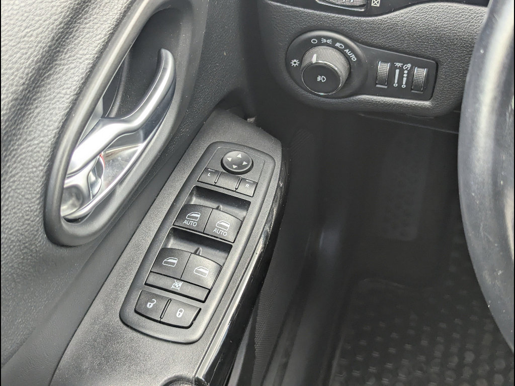 Used 2020 Jeep Cherokee Latitude Plus AWD/4WD image 25